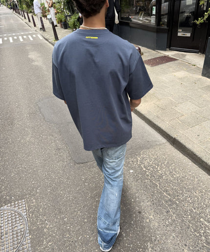 DECODED T-SHIRT – DUNKELBLAU / GELB